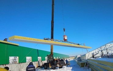 Вакуумный захват Arlifter SP4 на монтаже кровельных панелей